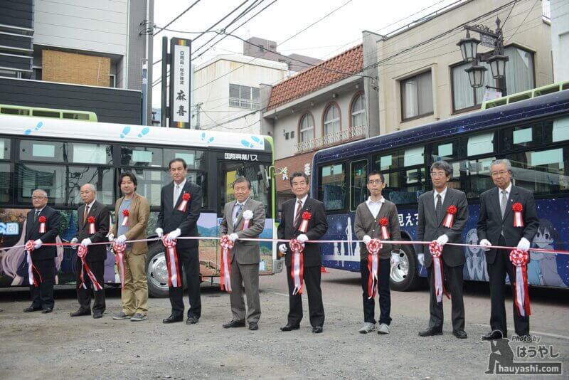 飯能銀座通り商店街で行われた「ヤマノススメ」フルラッピングバスの出発式