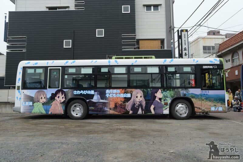 ヤマノススメラッピングバス2号車（非公式側のデザイン）