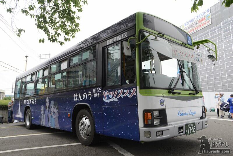 ヤマノススメラッピングバス3号車（非公式側のデザイン）