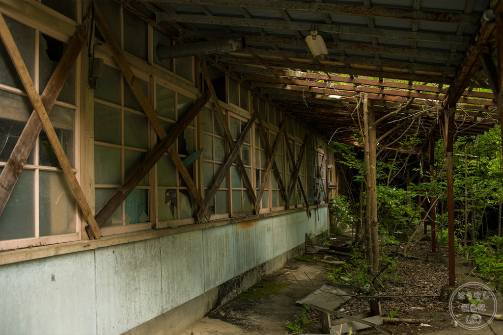 小倉沢集落にあった唯一の商店の廃墟