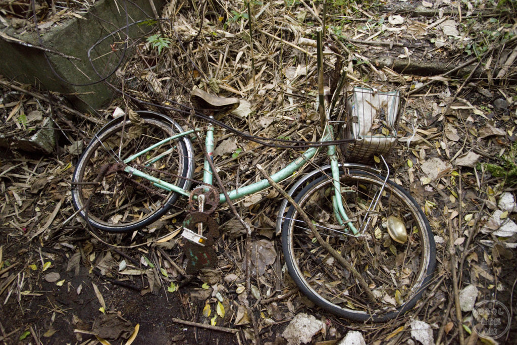 田浦住宅街に放置された自転車