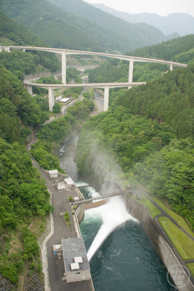 ダムの天端から放流を撮影