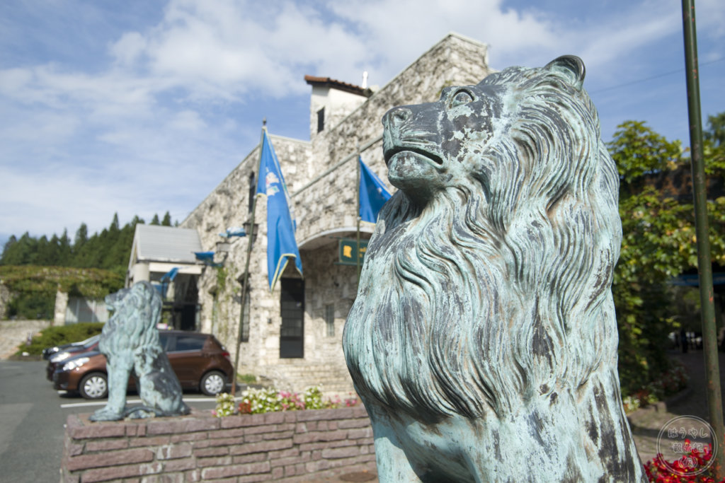 ロックハート城のエントランスにあるライオン像