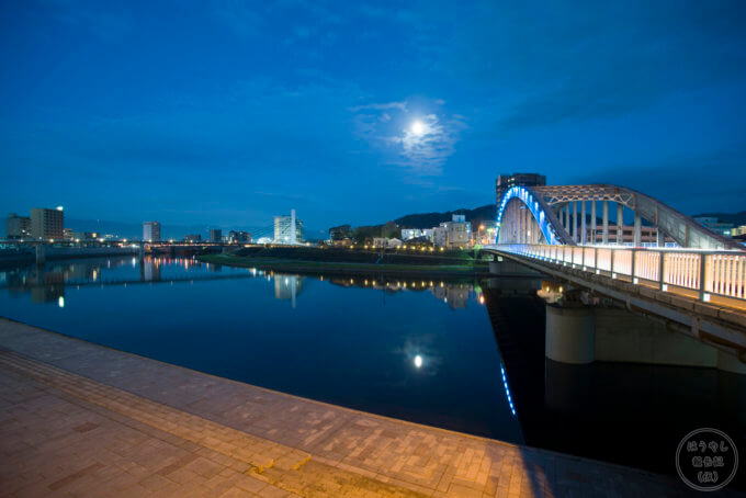 静岡県沼津市の御成橋から見た夜の狩野川