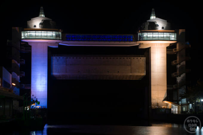 沼津漁港にある大型展望水門「びゅうお」のライトアップ