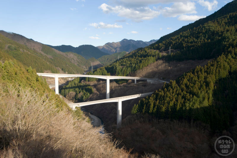 滝沢ダムから見えるループ橋「雷電廿六木橋」