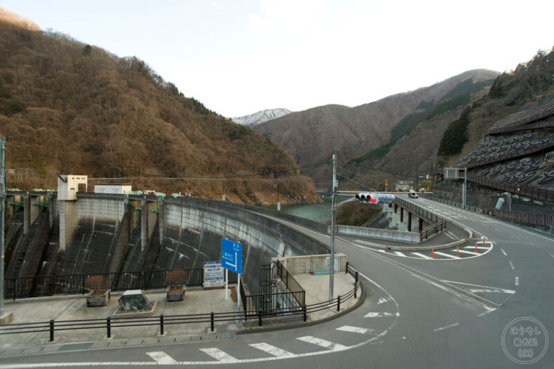 二瀬ダムの天端の両脇に設置された交差点
