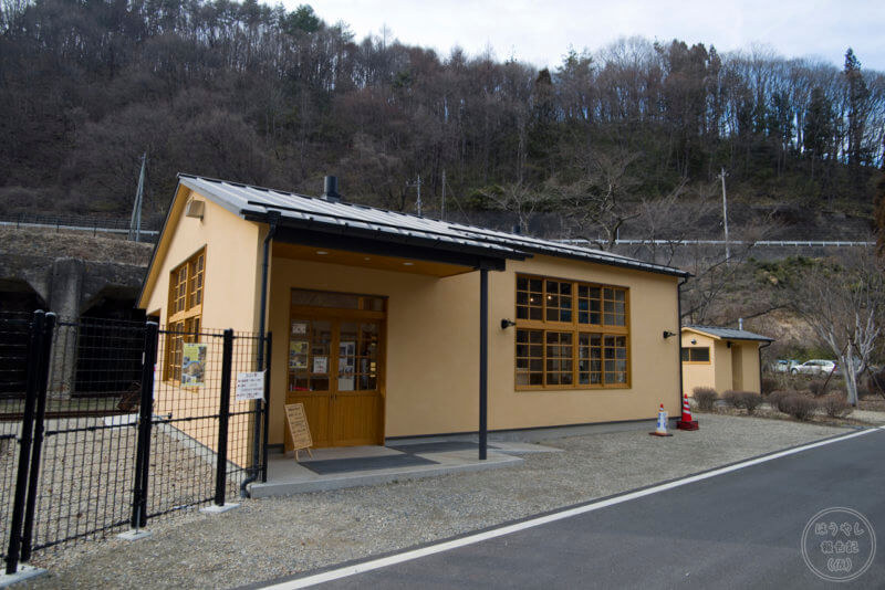 当時の駅舎を再現して建てられた太子駅