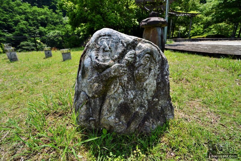 猿が彫られた岩