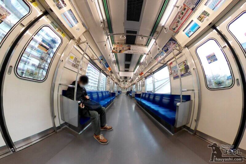 360度カメラで撮影した西武鉄道6000系電車の車内（360度カメラ「RICOH THETA SC2」）