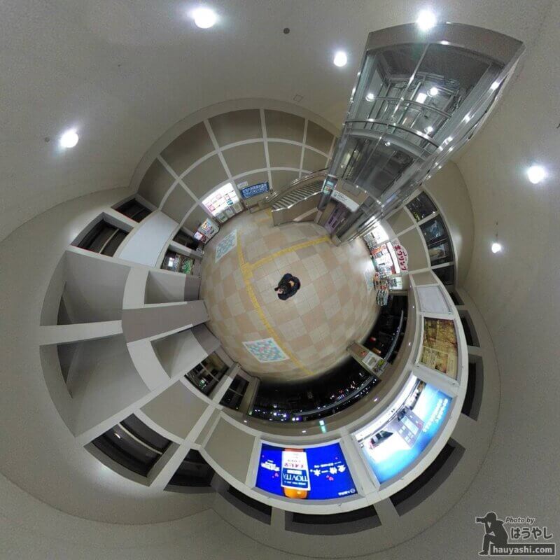 360度カメラで撮影した西武鉄道の飯能駅コンコース（360度カメラ「RICOH THETA SC2」）