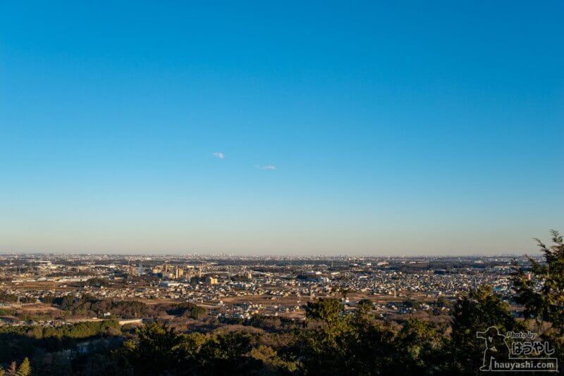 青空のもとで白銀平展望台から見た東京方面