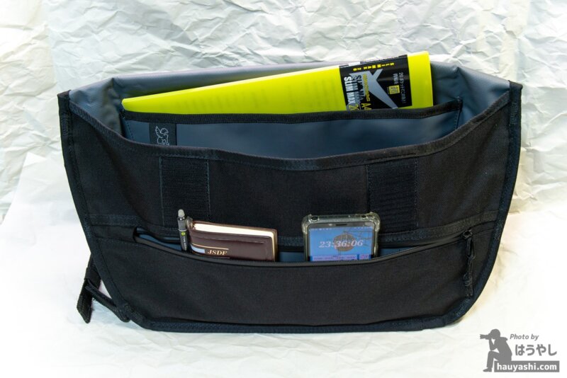 SIMPLE MESSENGER BAG ポケット類（PO収納ポケットにA4サイズのファイルを収納）