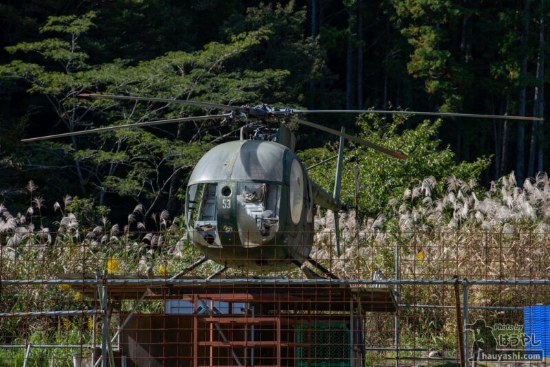 空き地に展示されている「OH-6J（ヘリコプター）」