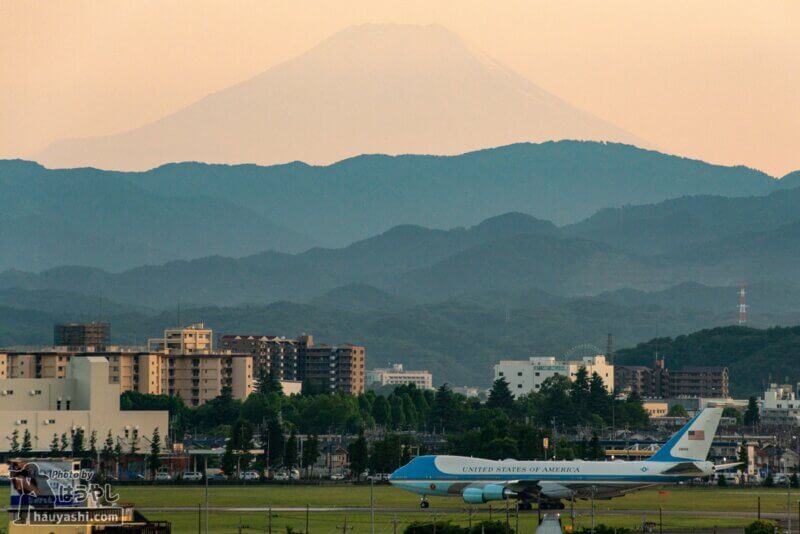 富士山を背景にR/W18から離陸するVC-25A “エアフォース・ワン”