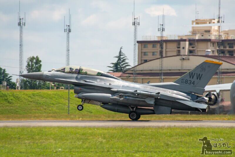 展示飛行に向けて離陸する F-16