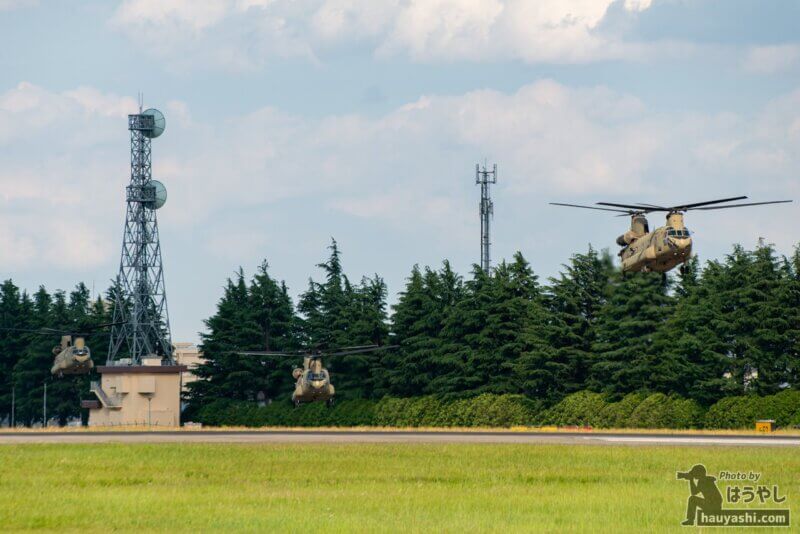 大統領到着に合わせて移動を開始する3機のCH-47F