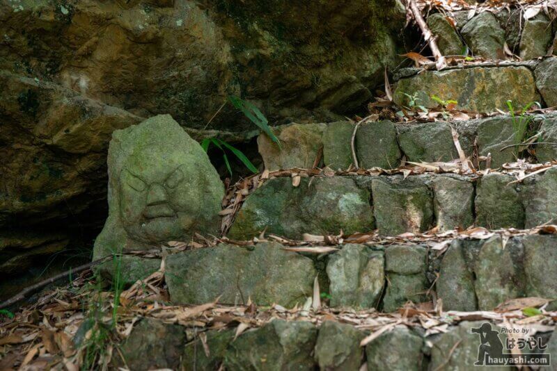 階段の脇に置かれた小さな磨崖仏