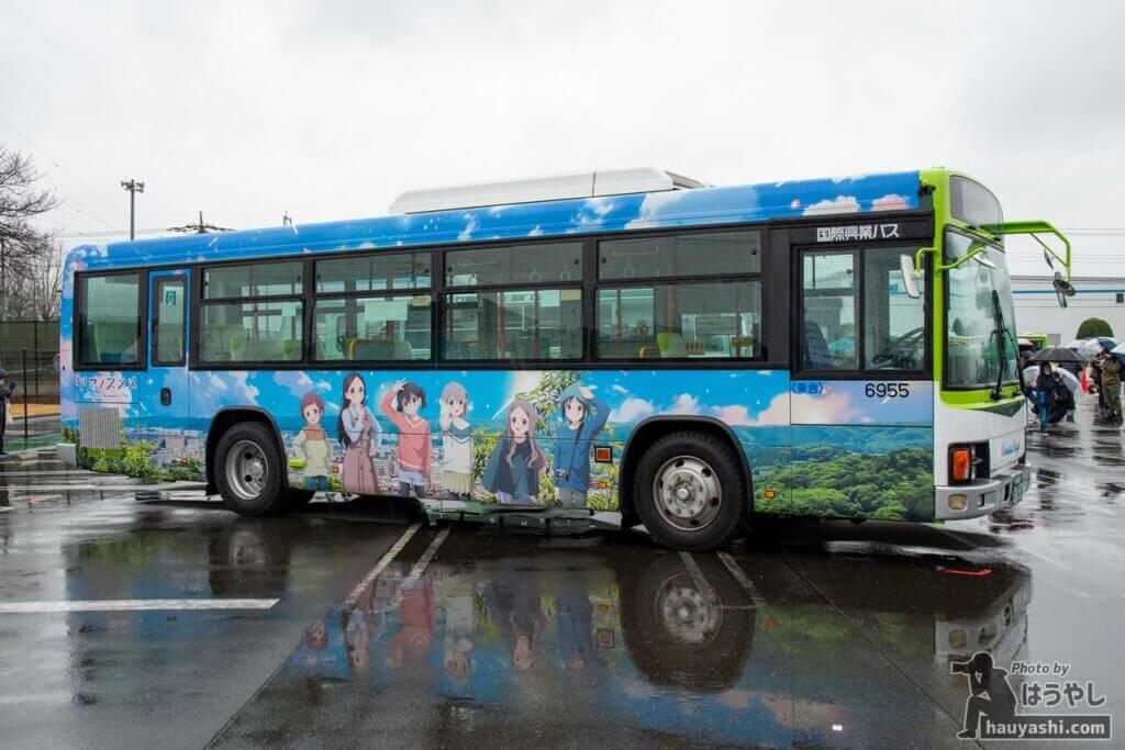 国際興業バス「ヤマノススメラッピングバス4号車」の非公式側デザイン