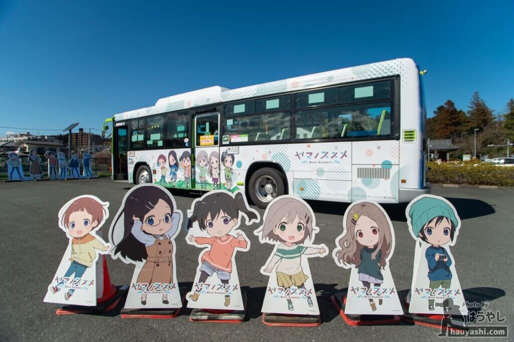 ヤマノススメのキャラクターポップとラッピングバス4号車